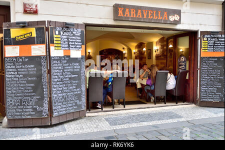 Restaurant suchen in mit großen schwarzen Brett Menü preise nach Eingang auf dem Display in der Altstadt von Prag Stockfoto
