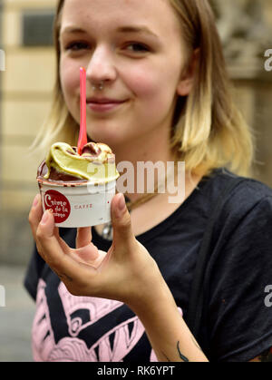 Attraktive junge Frau, 20 Jahre, die Schale des Eis mit Löffel in Es Stockfoto