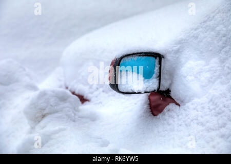 Auto Rückspiegel unter dem Schnee. Stockfoto