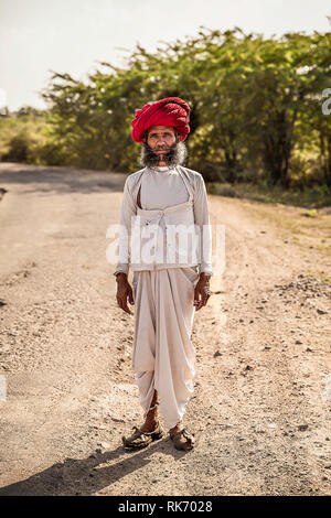 Rajasthani Mann, weißes, traditionelles Kleid und roten Turban Stockfoto