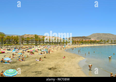 Touristen am Strand Playa De Las Americas Strand die Sonne genießen Stockfoto