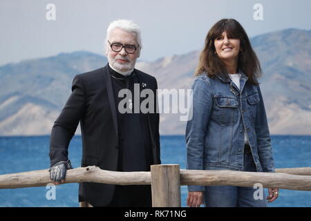 PARIS, Frankreich - 02 Oktober: Karl Lagerfeld und Virginie Viard geht der Start- und Landebahn nach dem Chanel Show im Rahmen der Paris Fashion Week Womenswear. Stockfoto