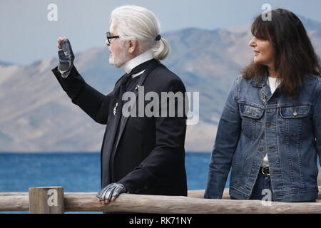 PARIS, Frankreich - 02 Oktober: Karl Lagerfeld und Virginie Viard geht der Start- und Landebahn nach dem Chanel Show im Rahmen der Paris Fashion Week Womenswear. Stockfoto