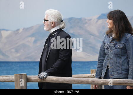 PARIS, Frankreich - 02 Oktober: Karl Lagerfeld und Virginie Viard geht der Start- und Landebahn nach dem Chanel Show im Rahmen der Paris Fashion Week Womenswear. Stockfoto