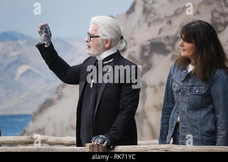 PARIS, Frankreich - 02 Oktober: Karl Lagerfeld und Virginie Viard geht der Start- und Landebahn nach dem Chanel Show im Rahmen der Paris Fashion Week Womenswear. Stockfoto