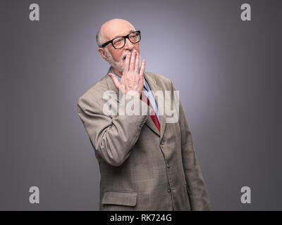 Portrait von Senior kaukasischen Gähnen Mann. Er ist erschöpft und müde Stockfoto