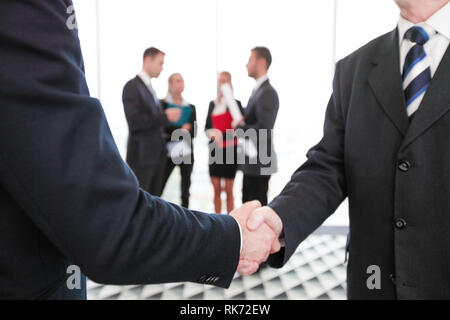 Geschäftsleute Händeschütteln, finishing ein Meeting im Büro Stockfoto