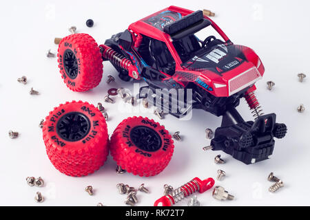 Auto zerlegt und verstreuten Teile. Broken toy Stockfoto