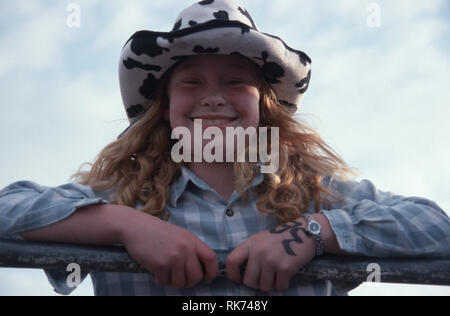 Der Gewinner der Stier die Kiddies", Wettbewerb im Süden Rianan Stier Busters. Mädchen, die ca. 40 % der Reiter. Es gab keine Frauen Stockfoto