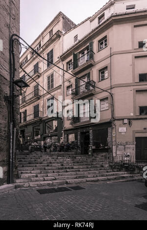 PALMA DE MALLORCA, SPANIEN - Februar 9, 2019: Cafe Antiquari und Babel mit Menschen an einem Wintertag am 9. Februar 2019 in Palma de Mallorca, Spanien. Ed Stockfoto