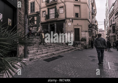 PALMA DE MALLORCA, SPANIEN - Februar 9, 2019: Cafe Antiquari und Babel mit Menschen an einem Wintertag am 9. Februar 2019 in Palma de Mallorca, Spanien. Ed Stockfoto