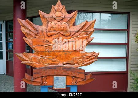 Holz geschnitzt Memorial maple leaf außerhalb der Royal Canadian Legion Gebäude in Maple Ridge, British Columbia, Kanada. Stockfoto