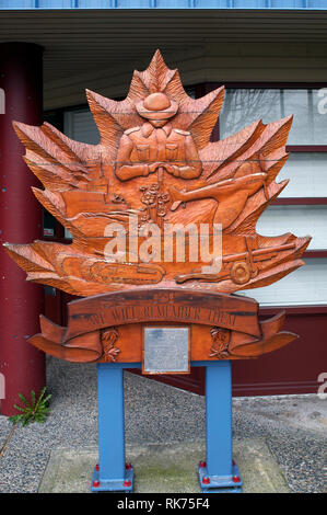 Holz geschnitzt Memorial maple leaf außerhalb der Royal Canadian Legion Gebäude in Maple Ridge, British Columbia, Kanada. Stockfoto