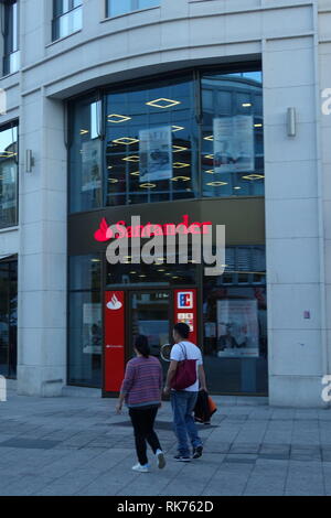 Menschen gehen vorbei an eine Filiale der Santander Bank in Frankfurt am Main, Deutschland. Stockfoto