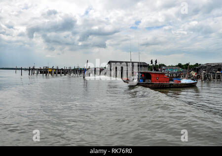 Pulau Ketam, Malaysia Dezember 30, 2017: Eine authentische chinesische Fischerdorf in Kampung Bagan Sungai Lima, Malaysia-Kampung Bagan Sungai Lima ist lo Stockfoto