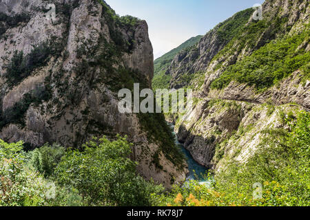 Der reinsten Wasser des Türkis Farbe der Fluss Moraca fließt zu den Schluchten. Montenegro. Stockfoto