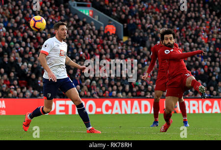 Liverpools Mohamed Salah schießt während der Premier League Match in Liverpool, Liverpool. Stockfoto