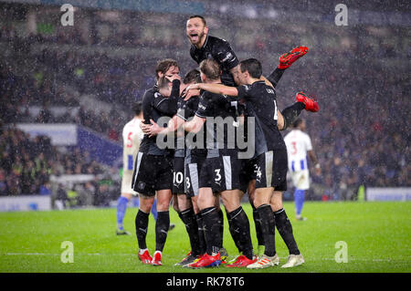 Burnley ist Ashley Barnes feiert dritten Ziel seiner Seite des Spiels zählen vom Elfmeterpunkt mit Teamkollegen während der Premier League Match an der AMEX Stadion, Brighton. Stockfoto