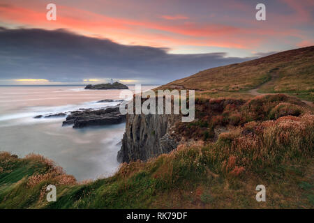 Godrevy Leuchtturm bei Sonnenuntergang eingefangen. Stockfoto