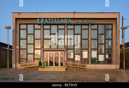 Die brutalist Fassade der Vinohrady Bahnhof in Bratislava. Slowakei, Stockfoto