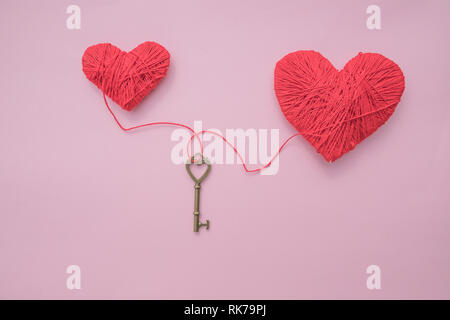 Valentines Tag Konzept. Kreative Valentines Tag Konzeption von Reto Schlüssel und roten Herzen auf rosa Hintergrund isoliert. getönten Bild. Schicke bunte Stockfoto