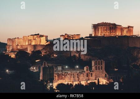 Akropolis historische Ruinen bei Sonnenuntergang von Berg gesehen, Griechenland Stockfoto