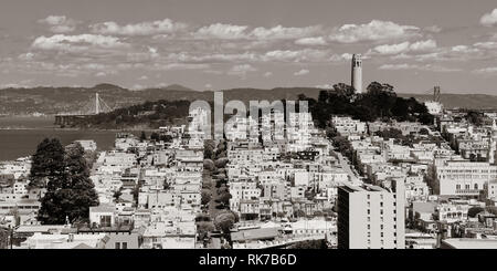 Straße am Hügel in San Francisco Panorama Aussicht vom oberen Ende der Lombard Street Stockfoto