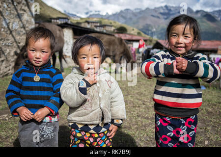 Drei Kinder in dem abgelegenen Dorf von Laya, Gasa Bezirk, Snowman Trek, Bhutan Stockfoto