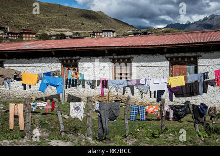 Wäsche trocknen in der Ortschaft Laya, Gasa Bezirk, Snowman Trek, Bhutan Stockfoto