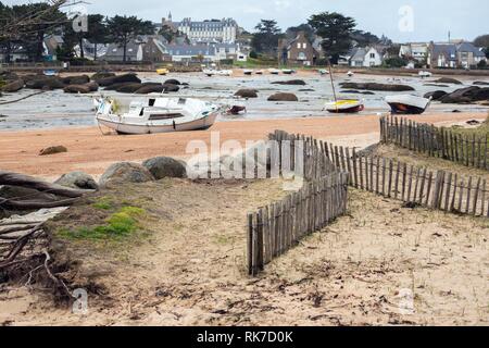 Tregastel. Boote bei Ebbe an der Küste der Bretagne, Frankreich Stockfoto