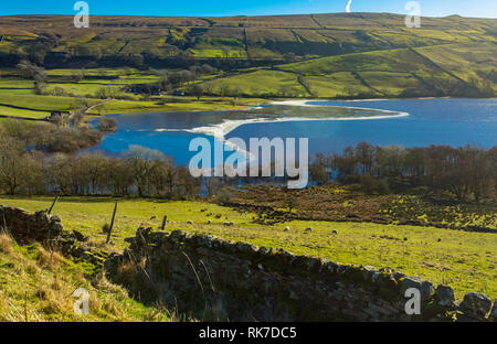 Semerwater, Countersett, Wensleydale, North Yorkshire, UK. Winter. Februar. Semerwater ist die 2. größte natürliche See in Großbritannien. Landschaft Stockfoto