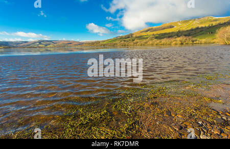 Semerwater, Countersett, Wensleydale, North Yorkshire, UK. Winter. Februar. Semerwater ist die 2. größte natürliche See in Großbritannien. Landschaft Stockfoto