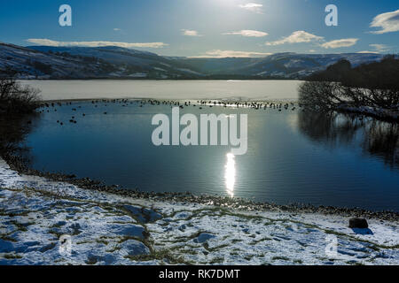 Semerwater im Winter. Semerwater ist der größte natürliche See in North Yorkshire, England, nach Malham Tarn. Es ist eine halbe Meile lang. Landschaft Stockfoto