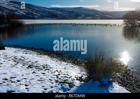 Semerwater im Winter. Semerwater ist der größte natürliche See in North Yorkshire, England, nach Malham Tarn. Es ist eine halbe Meile lang. Landschaft Stockfoto