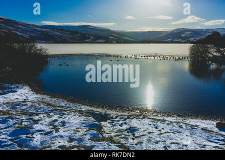 Semerwater im Winter. Semerwater ist der größte natürliche See in North Yorkshire, England, nach Malham Tarn. Es ist eine halbe Meile lang. Landschaft Stockfoto