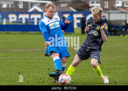 Port Talbot Stadt Morgan Thomas in Aktion gegen Penybont im Walisischen Liga Cup Viertelfinale auf die Victoria Road. Lewis Mitchell/PTT. Stockfoto