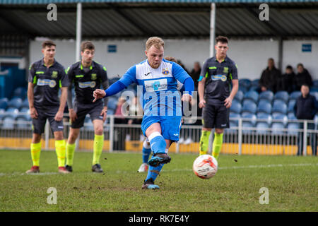 Port Talbot Stadt Morgan Thomas Kerben eine Strafe gegen Penybont im Walisischen Liga Cup Viertelfinale auf die Victoria Road. Lewis Mitchell/PTT. Stockfoto