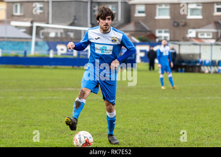 Port Talbot Stadt Kieran Miller in Aktion gegen Penybont im Walisischen Liga Cup Viertelfinale auf die Victoria Road. Lewis Mitchell/PTT. Stockfoto