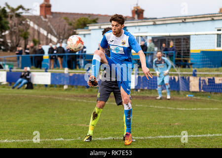 Port Talbot Stadt Morgan Thomas in Aktion gegen Penybont im Walisischen Liga Cup Viertelfinale auf die Victoria Road. Lewis Mitchell/PTT. Stockfoto