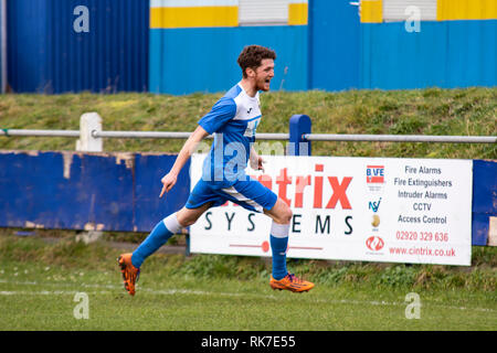 Port Talbot Stadt Morgan Thomas Kerben gegen Penybont im Walisischen Liga Cup Viertelfinale auf die Victoria Road. Lewis Mitchell/PTT. Stockfoto