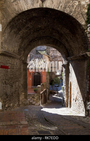 Historische Gasse der Stadt Narni, in der Nähe von Terni, Umbrien, Italien Stockfoto