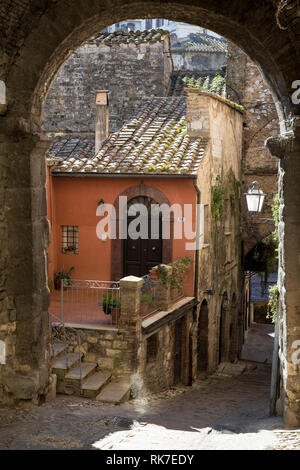 Historische Gasse der Stadt Narni, in der Nähe von Terni, Umbrien, Italien Stockfoto