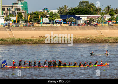 Phnom Penh wasser Festival an Tonie Sap Fluss geht für 3 Tage. populär bei Einheimischen und Touristen jeden Abend endet mit einem Feuerwerk Stockfoto