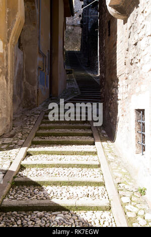 Historische Gasse der Stadt Narni, in der Nähe von Terni, Umbrien, Italien Stockfoto