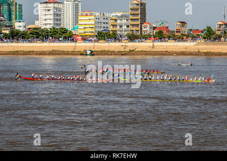 Phnom Penh wasser Festival an Tonie Sap Fluss geht für 3 Tage. populär bei Einheimischen und Touristen jeden Abend endet mit einem Feuerwerk Stockfoto