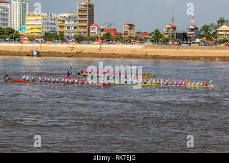 Phnom Penh wasser Festival an Tonie Sap Fluss geht für 3 Tage. populär bei Einheimischen und Touristen jeden Abend endet mit einem Feuerwerk Stockfoto