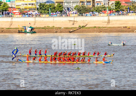 Phnom Penh wasser Festival an Tonie Sap Fluss geht für 3 Tage. populär bei Einheimischen und Touristen jeden Abend endet mit einem Feuerwerk Stockfoto