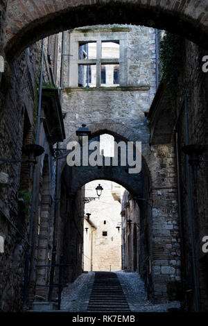 Historische Gasse der Stadt Narni, in der Nähe von Terni, Umbrien, Italien Stockfoto