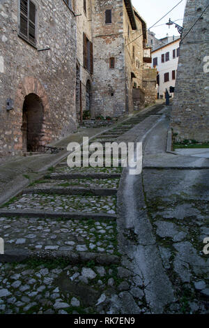 Historische Gasse der Stadt Narni, in der Nähe von Terni, Umbrien, Italien Stockfoto