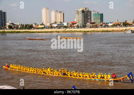 Phnom Penh wasser Festival an Tonie Sap Fluss geht für 3 Tage. populär bei Einheimischen und Touristen jeden Abend endet mit einem Feuerwerk Stockfoto